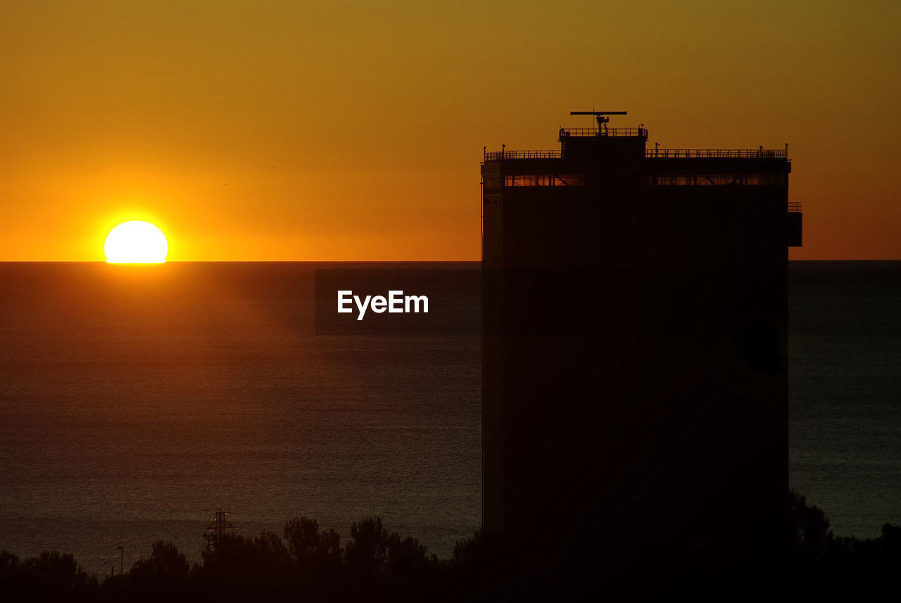 SCENIC VIEW OF SUNSET OVER SEA