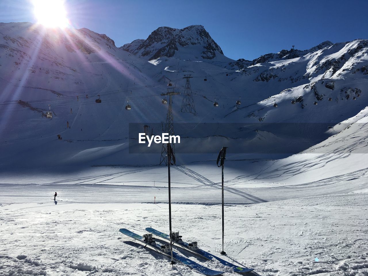 SNOW COVERED MOUNTAIN AGAINST SKY