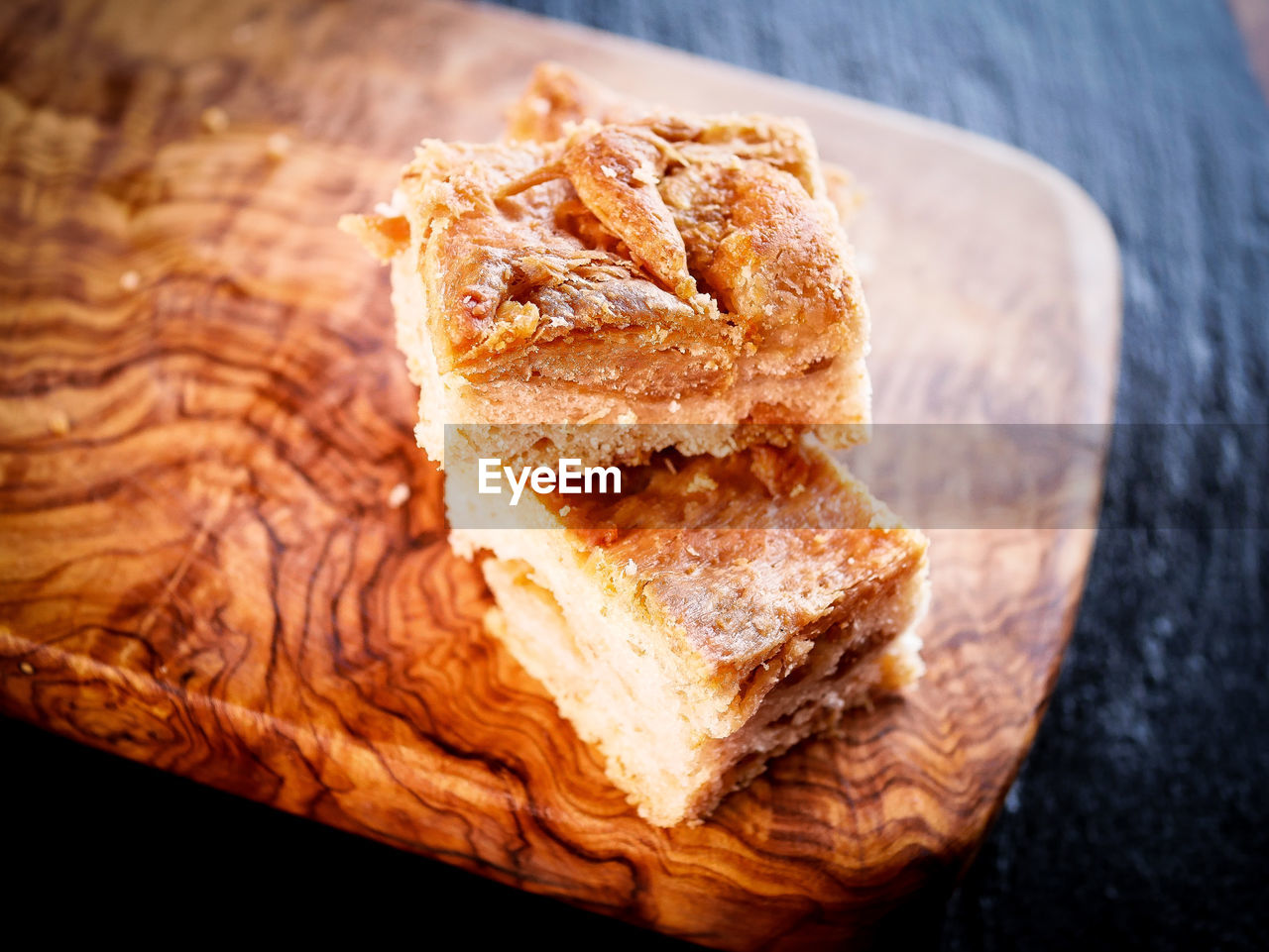 HIGH ANGLE VIEW OF SANDWICH ON TABLE