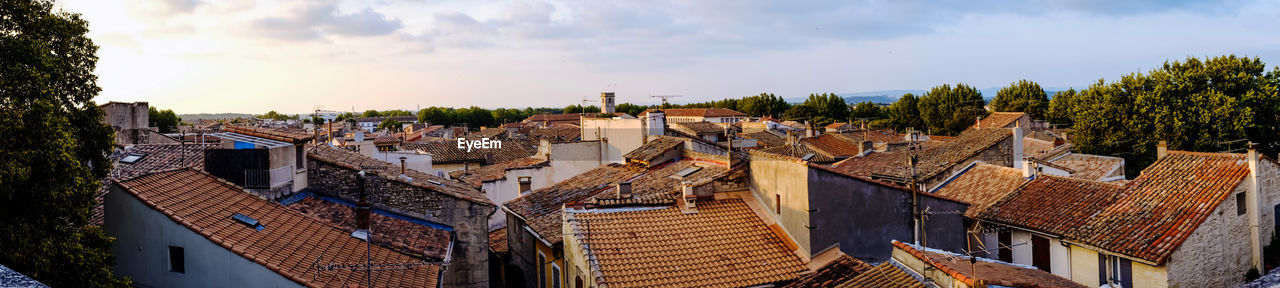 HIGH ANGLE VIEW OF BUILDINGS IN CITY AGAINST SKY