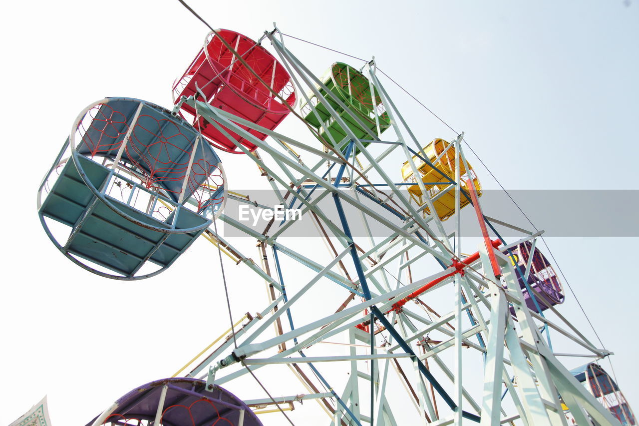 LOW ANGLE VIEW OF CHAIN SWING RIDE AGAINST CLEAR SKY