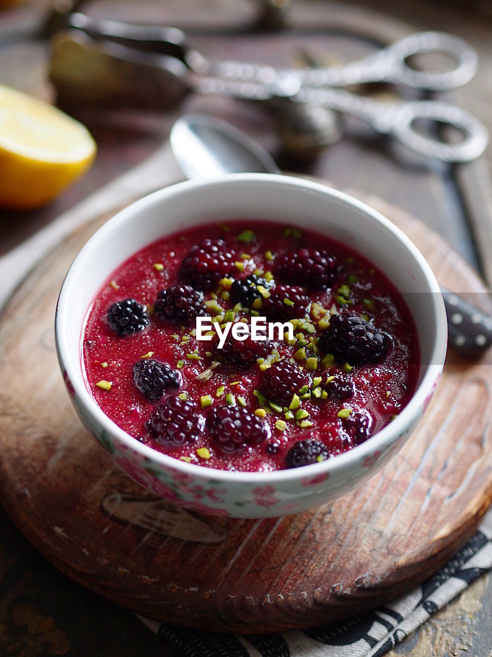 HIGH ANGLE VIEW OF FRUITS IN BOWL