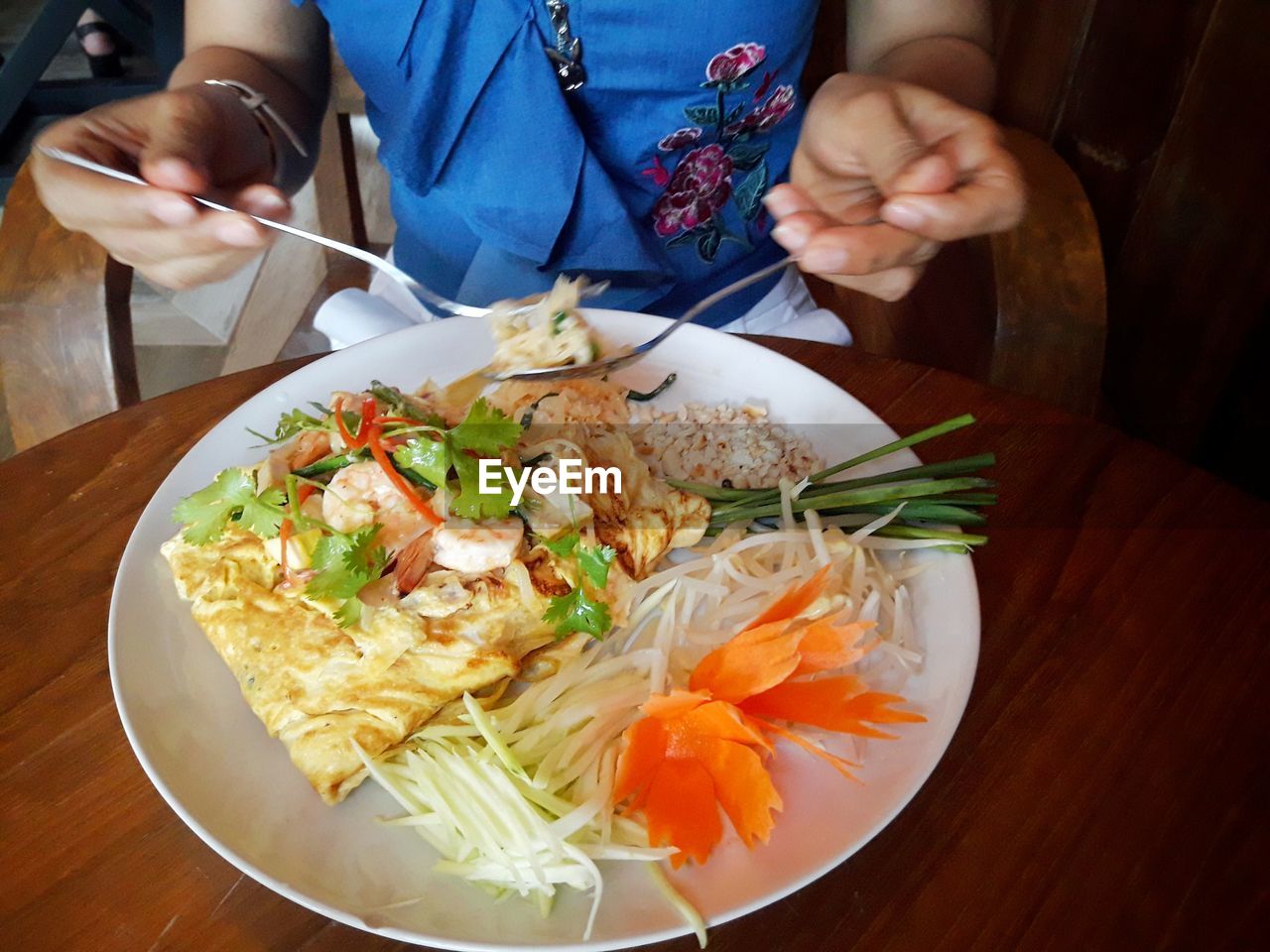 HIGH ANGLE VIEW OF MAN HAVING FOOD