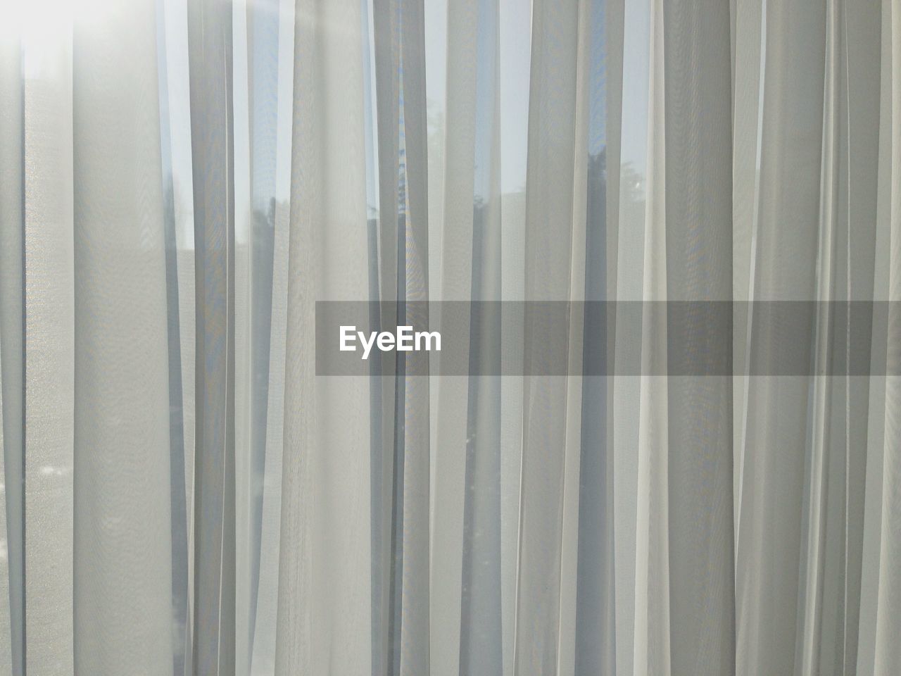 FULL FRAME SHOT OF CURTAIN IN SUNLIGHT