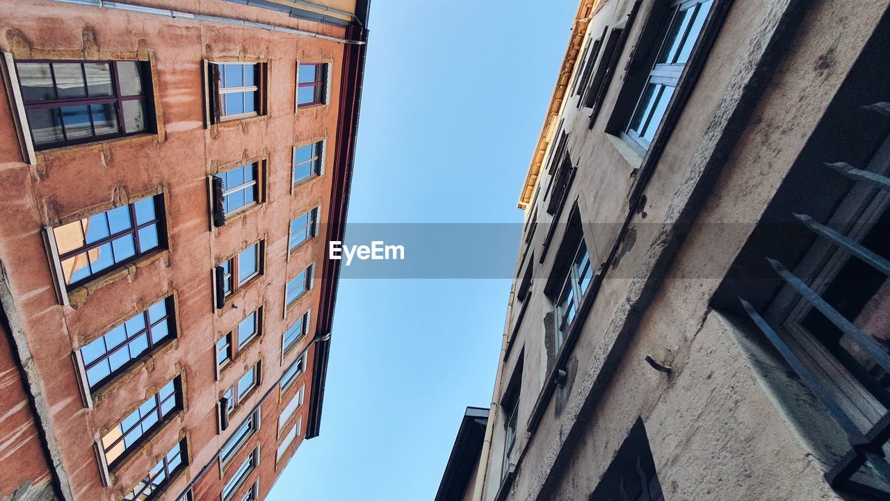 LOW ANGLE VIEW OF BUILDING AGAINST CLEAR SKY