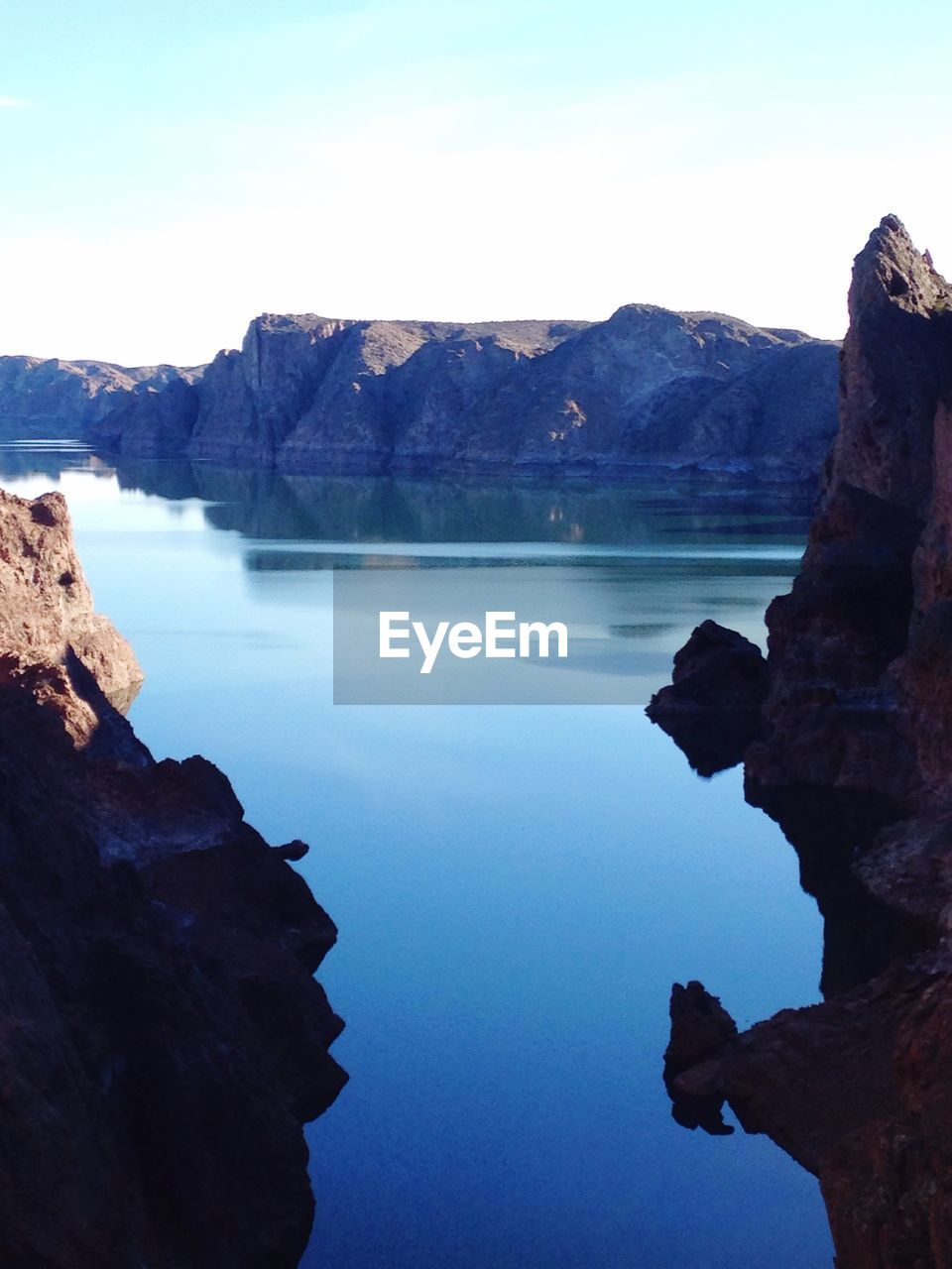 SCENIC VIEW OF RIVER AND MOUNTAINS AGAINST SKY