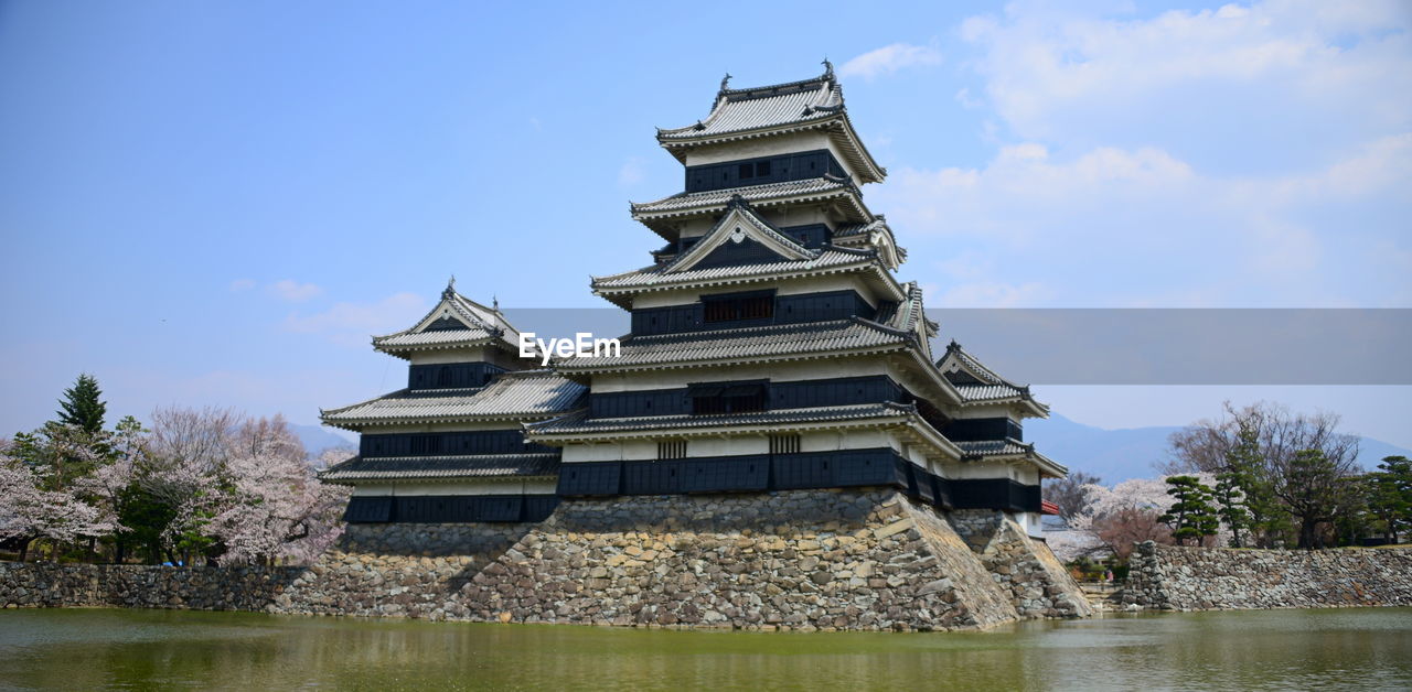 LOW ANGLE VIEW OF TRADITIONAL BUILDING AGAINST SKY