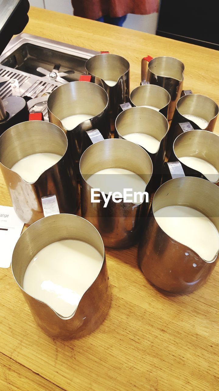 HIGH ANGLE VIEW OF WINE IN GLASS ON TABLE