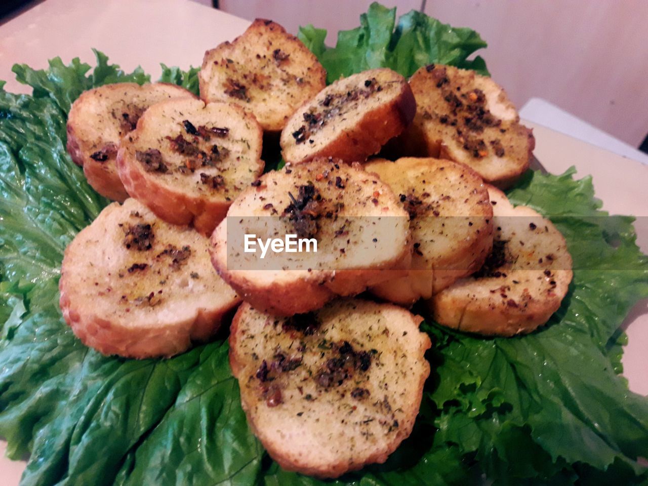 CLOSE-UP OF BREAD WITH VEGETABLES ON PLATE