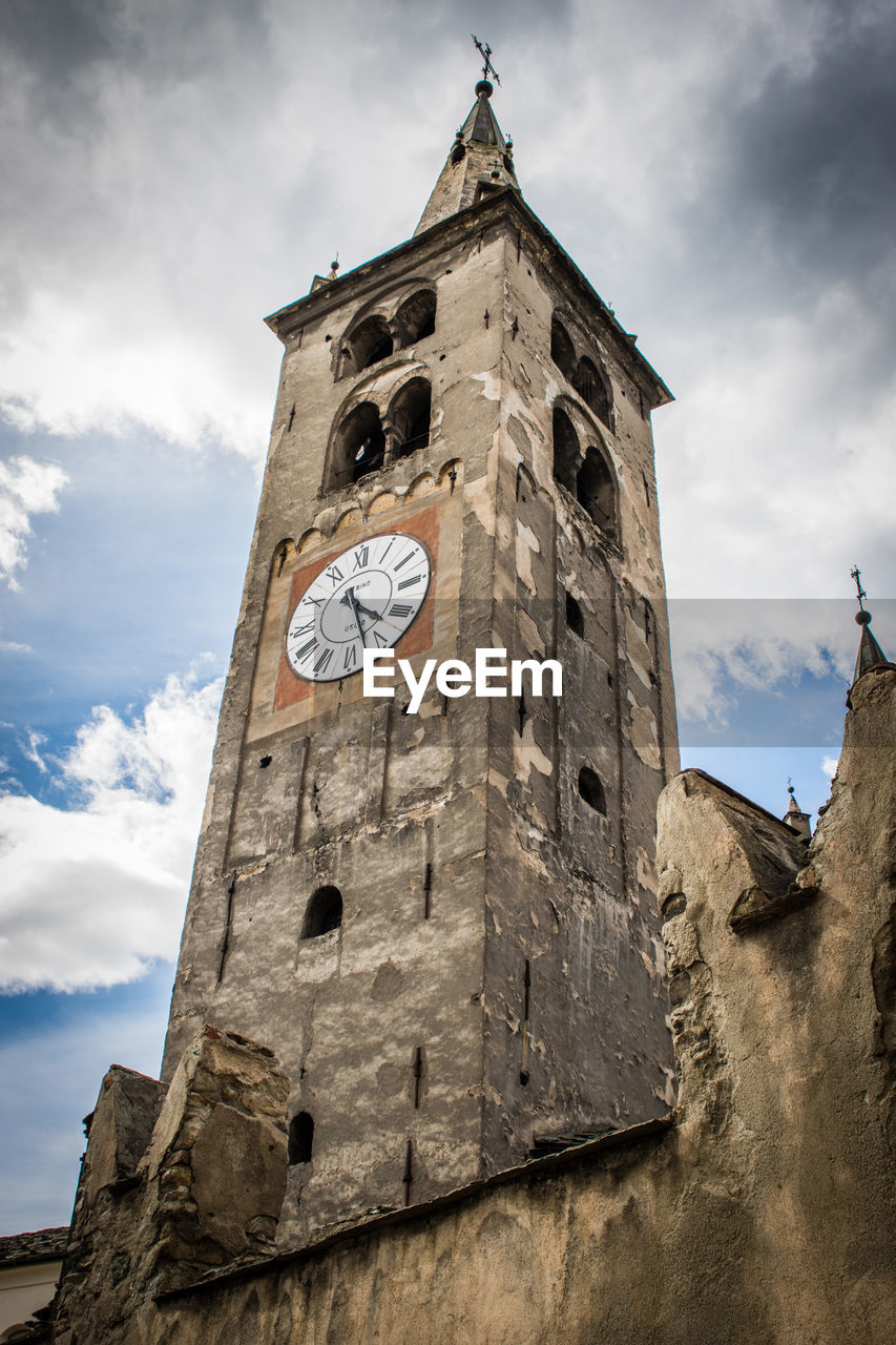 LOW ANGLE VIEW OF CLOCK TOWER AGAINST SKY
