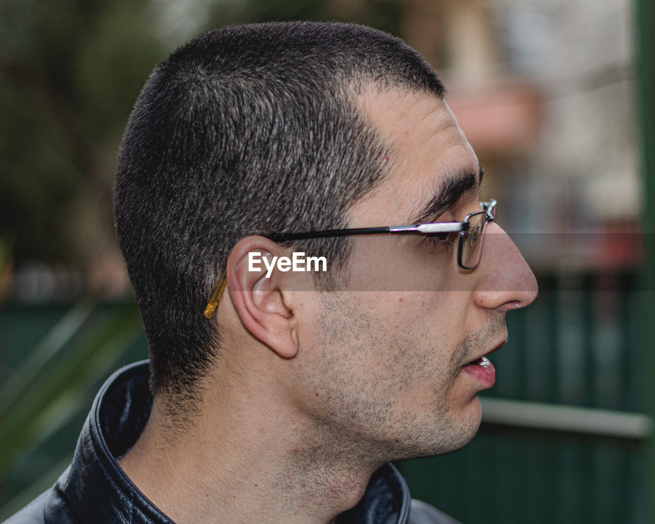 CLOSE-UP PORTRAIT OF YOUNG MAN LOOKING AWAY