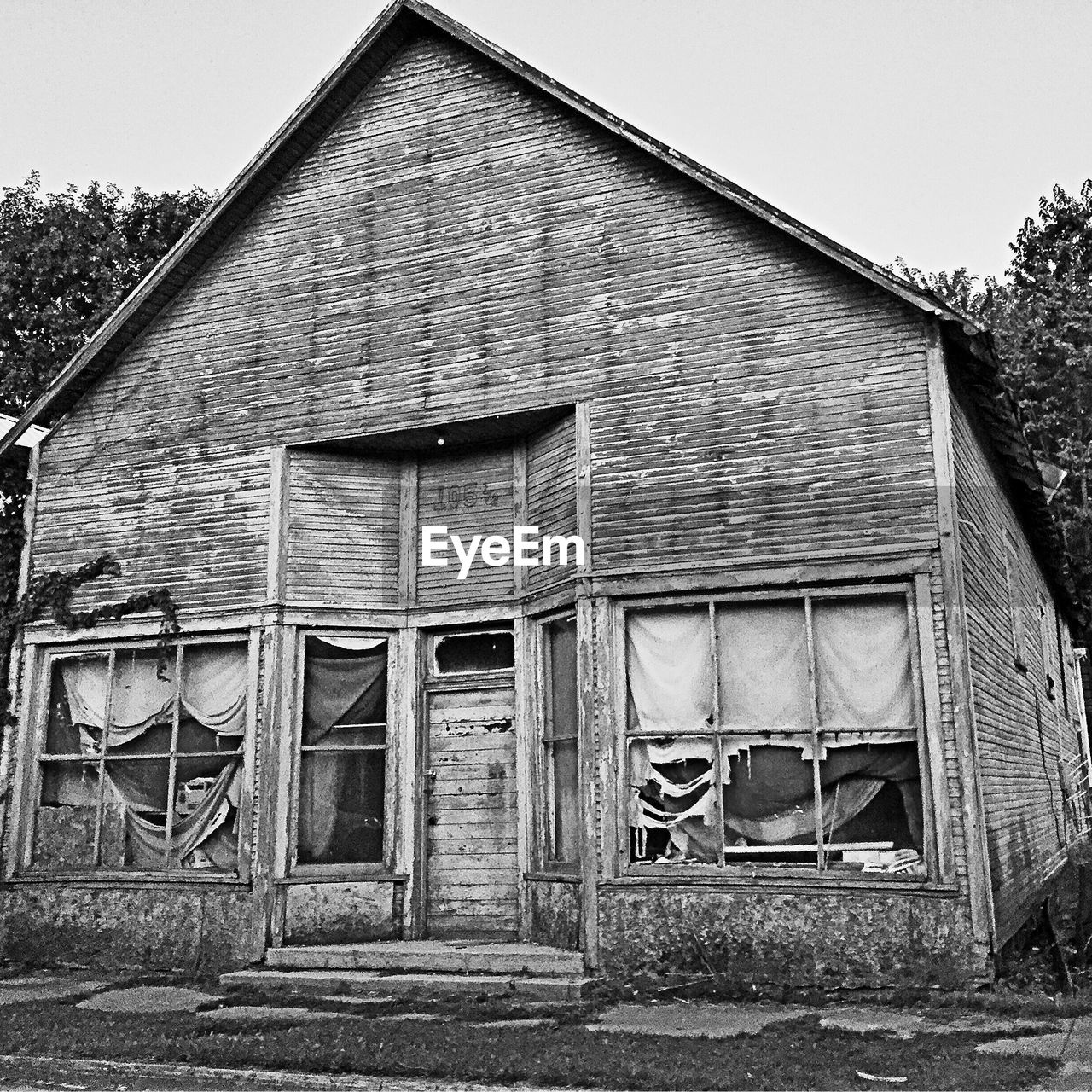 LOW ANGLE VIEW OF OLD HOUSE