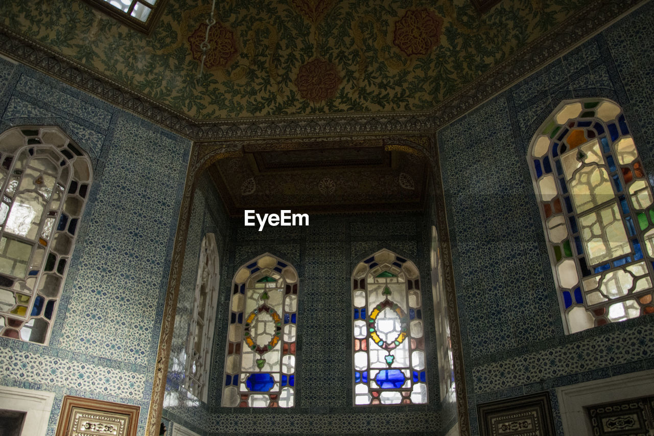 LOW ANGLE VIEW OF ORNATE WINDOW IN TEMPLE