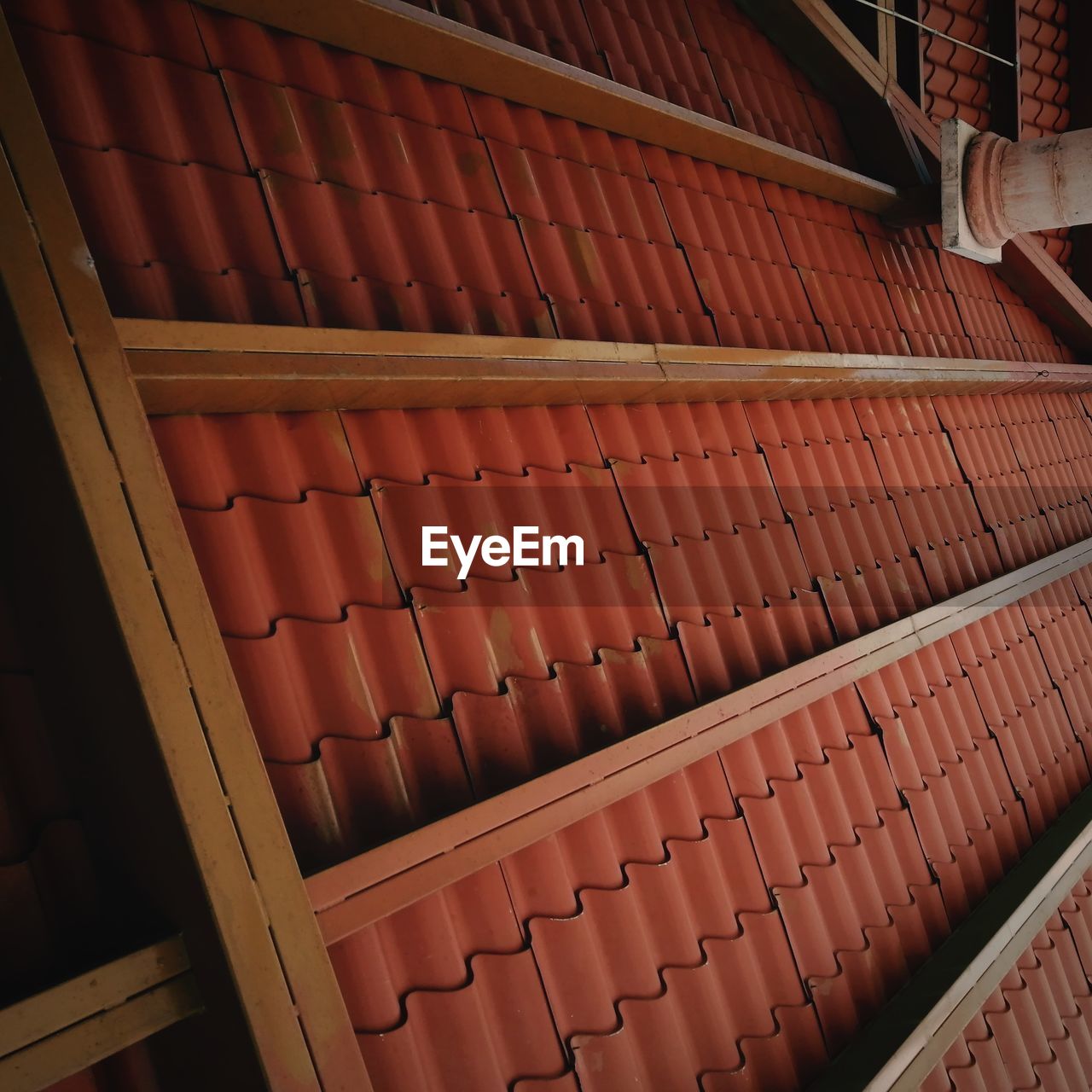 HIGH ANGLE VIEW OF MAN ROOF