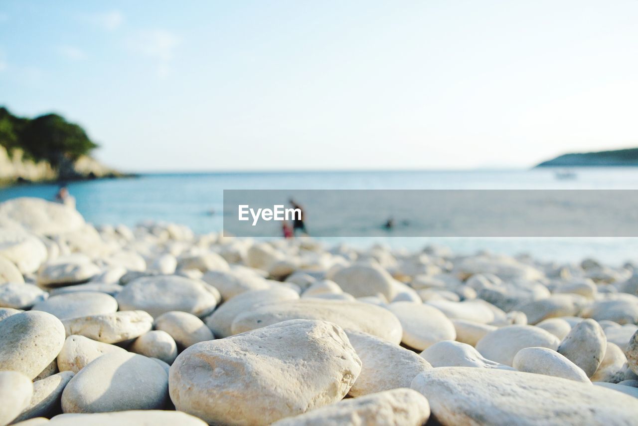 SURFACE LEVEL OF PEBBLES ON BEACH