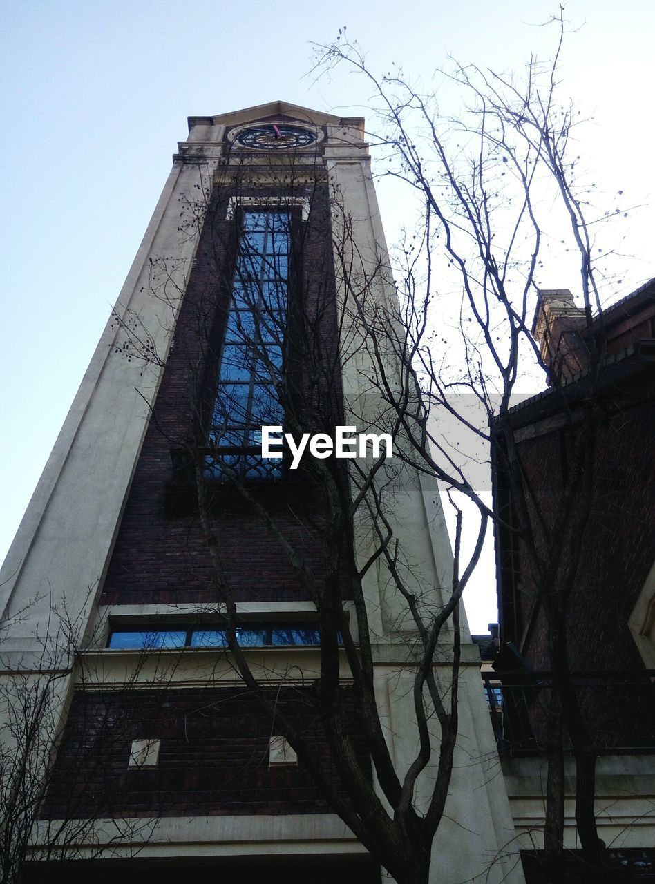 LOW ANGLE VIEW OF BUILT STRUCTURE AGAINST THE SKY