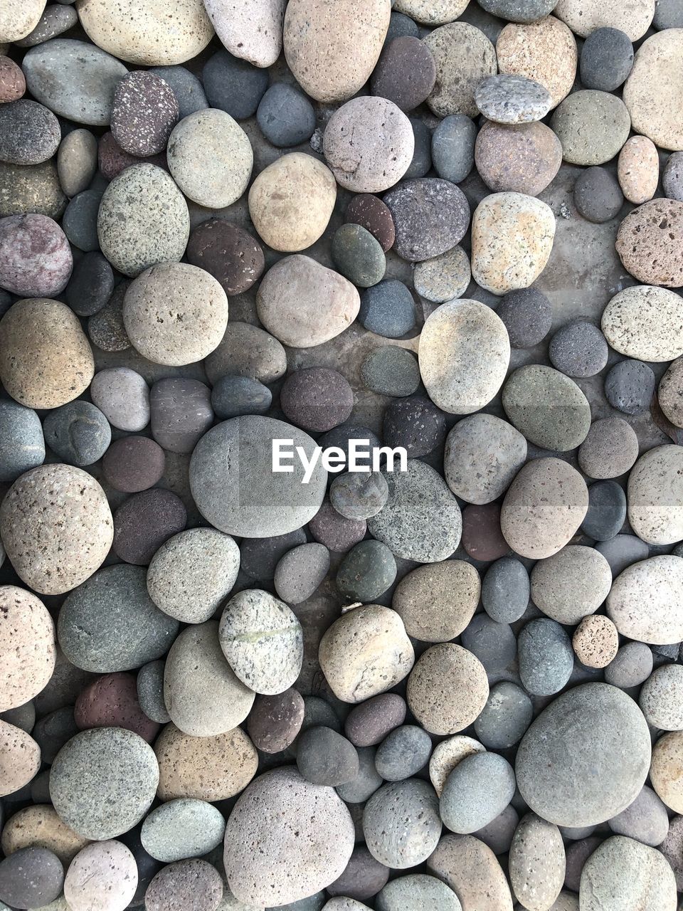 FULL FRAME SHOT OF PEBBLES ON BEACH