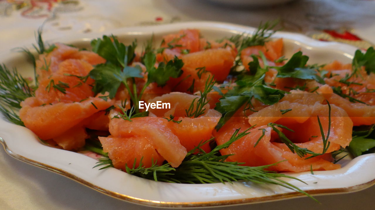 HIGH ANGLE VIEW OF FOOD IN BOWL