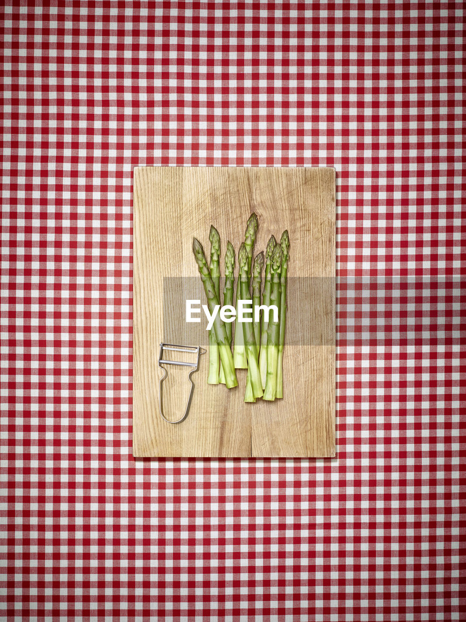 HIGH ANGLE VIEW OF BREAD ON CUTTING BOARD ON WALL