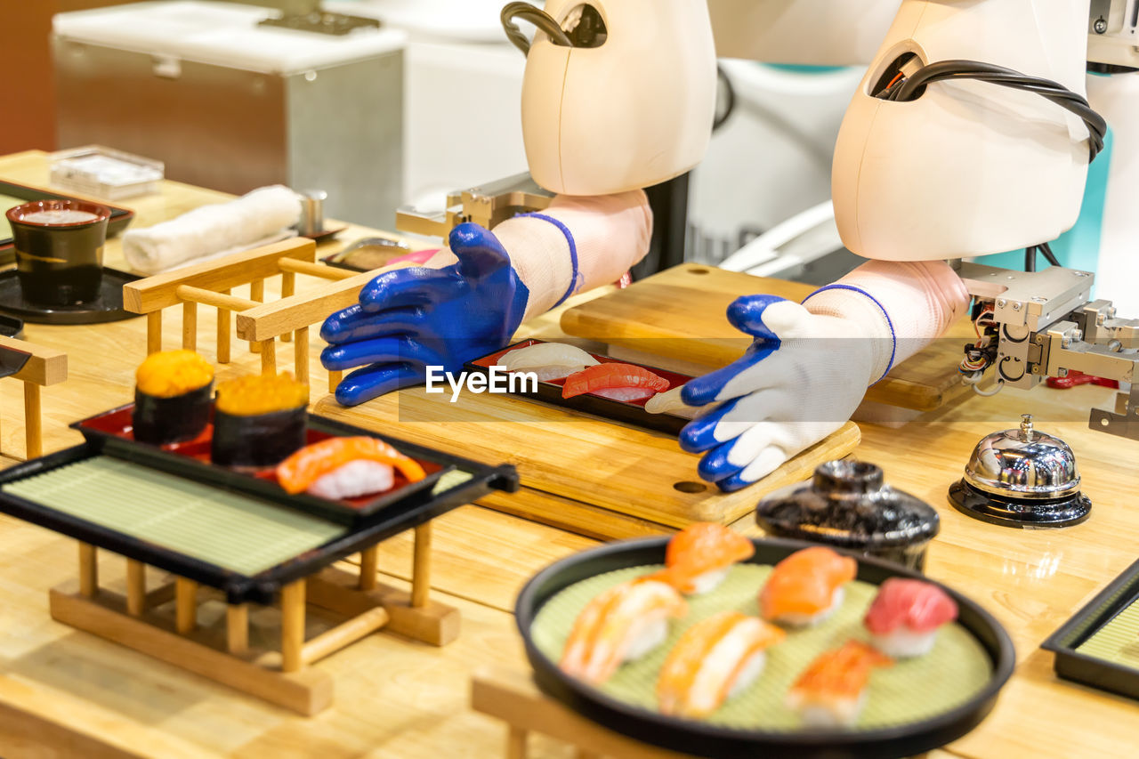 HIGH ANGLE VIEW OF FOOD ON DINING TABLE