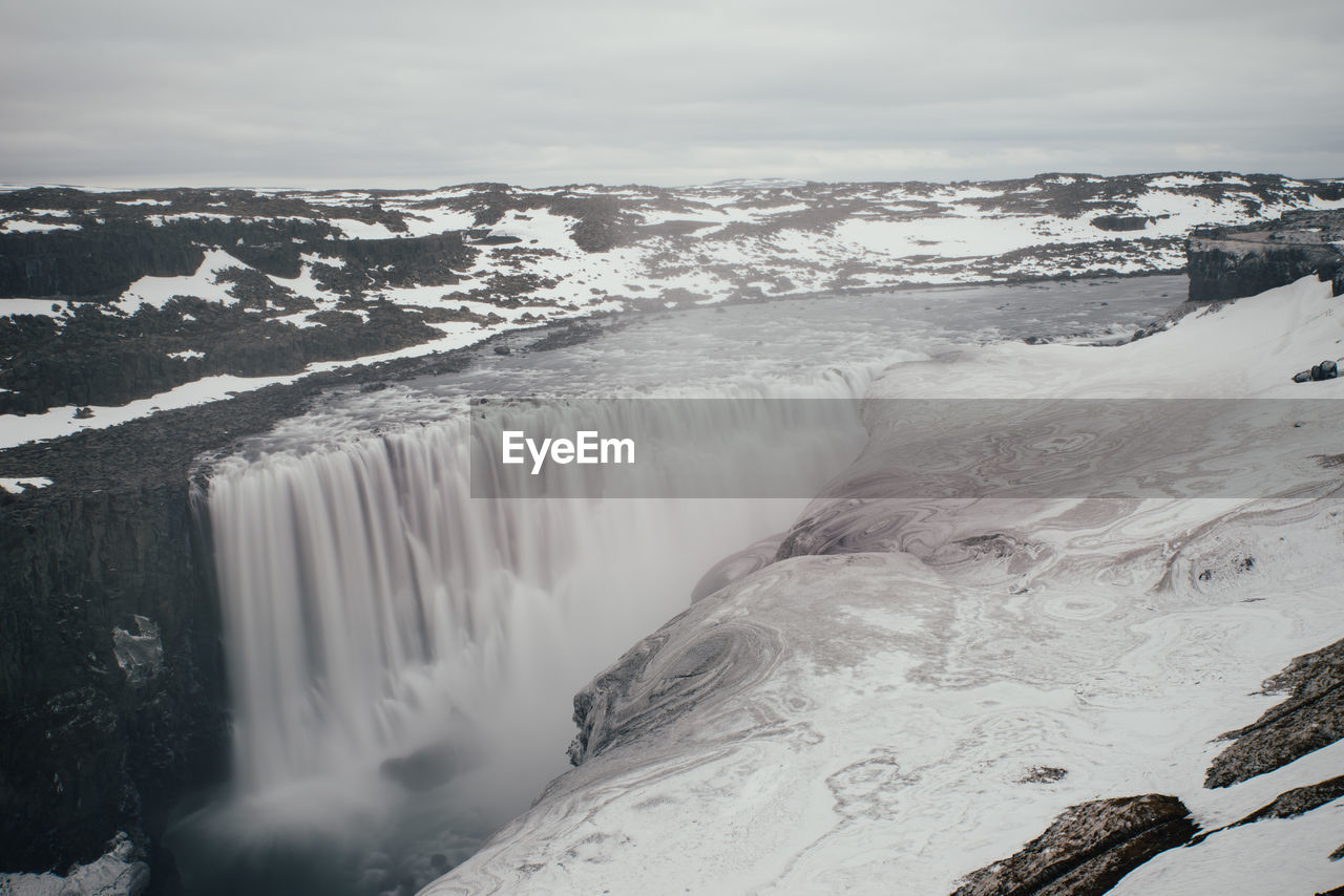 SCENIC VIEW OF SNOWCAPPED MOUNTAIN AGAINST SKY