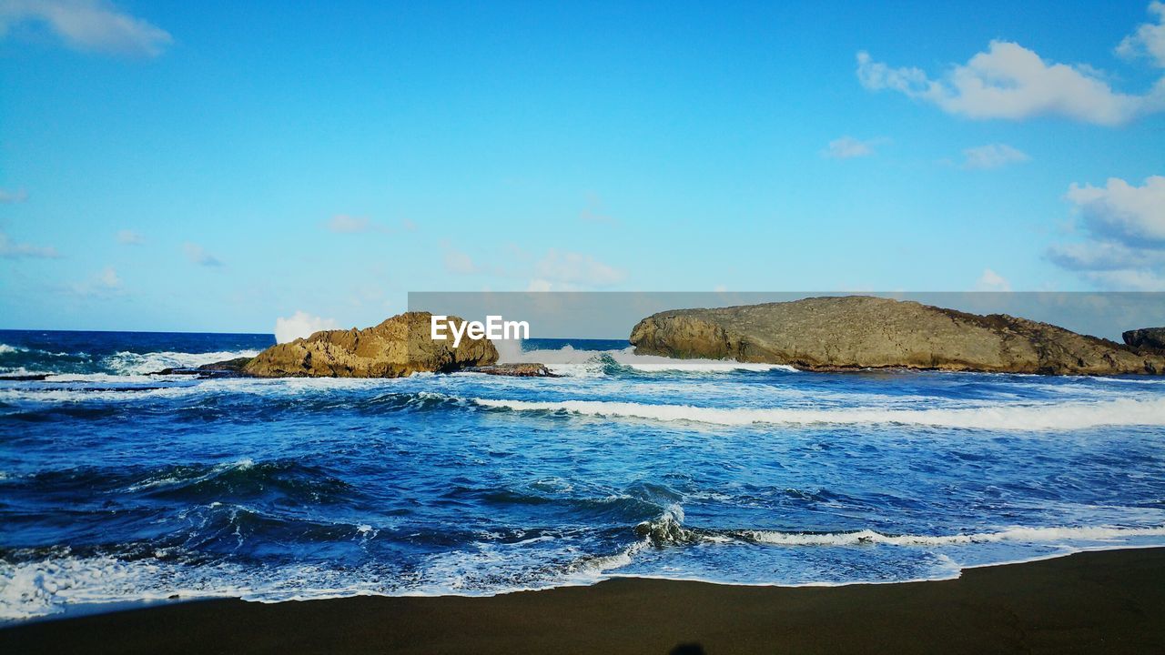 PANORAMIC VIEW OF SEA AGAINST BLUE SKY