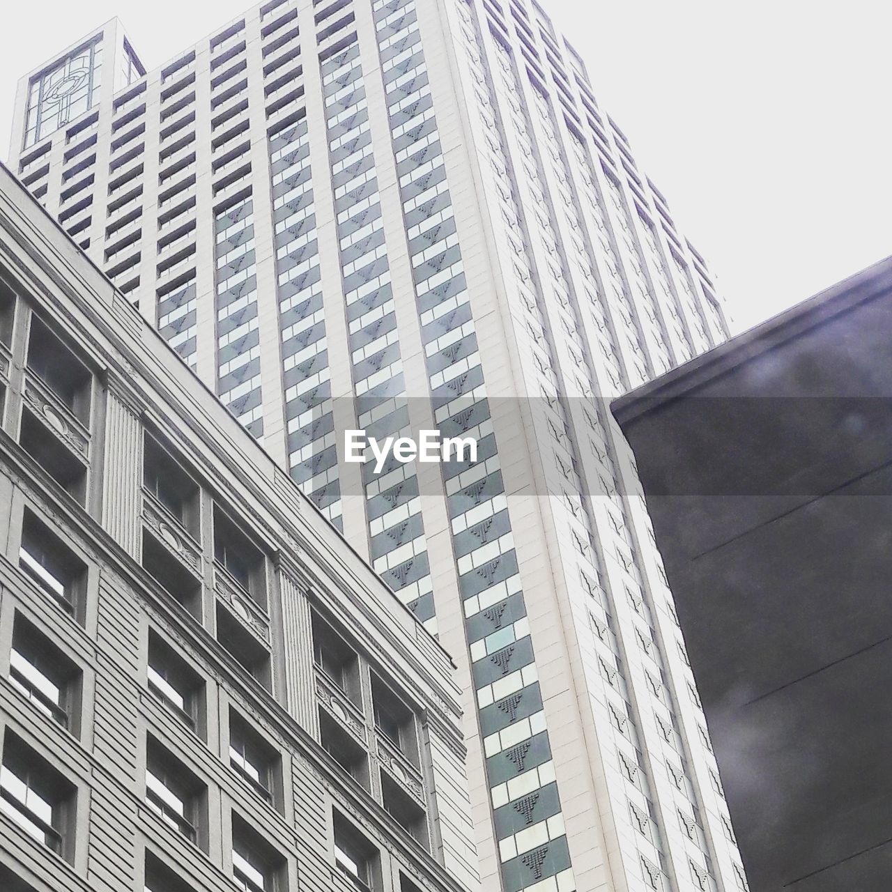 LOW ANGLE VIEW OF SKYSCRAPERS AGAINST SKY