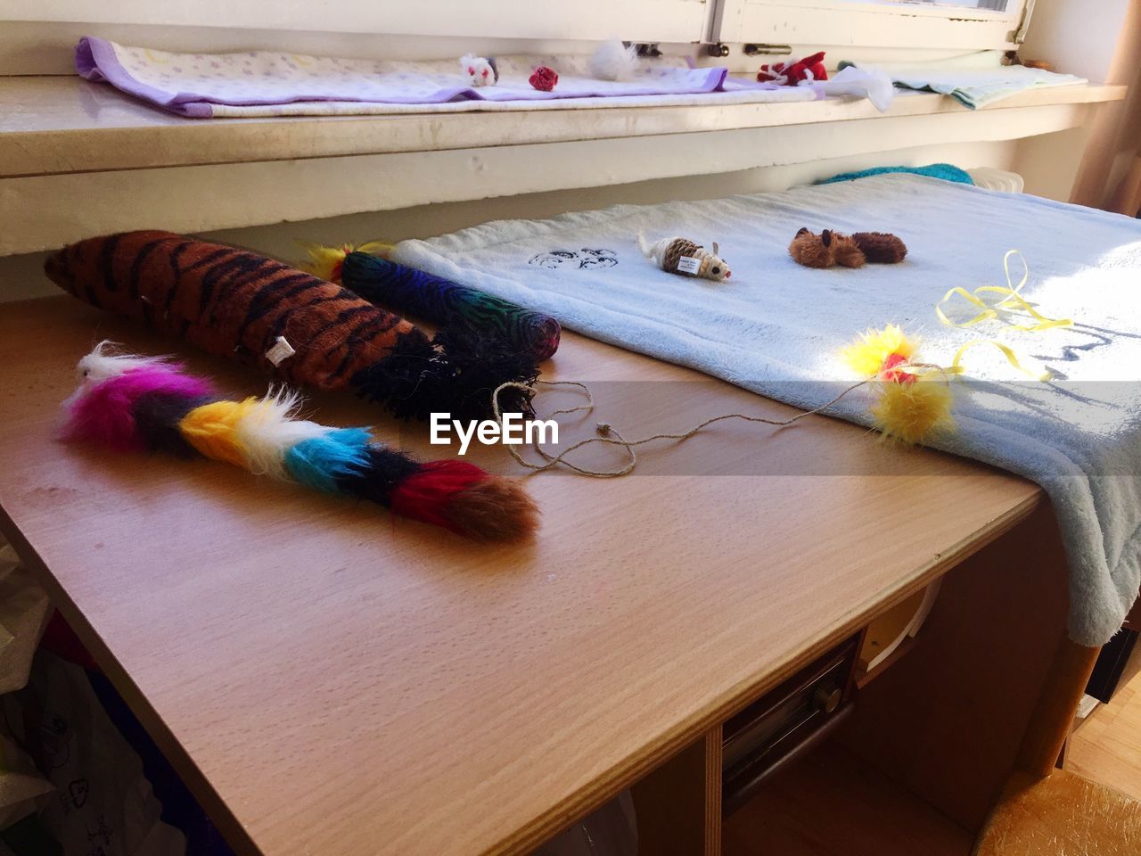 HIGH ANGLE VIEW OF MULTI COLORED PAPER ON TABLE