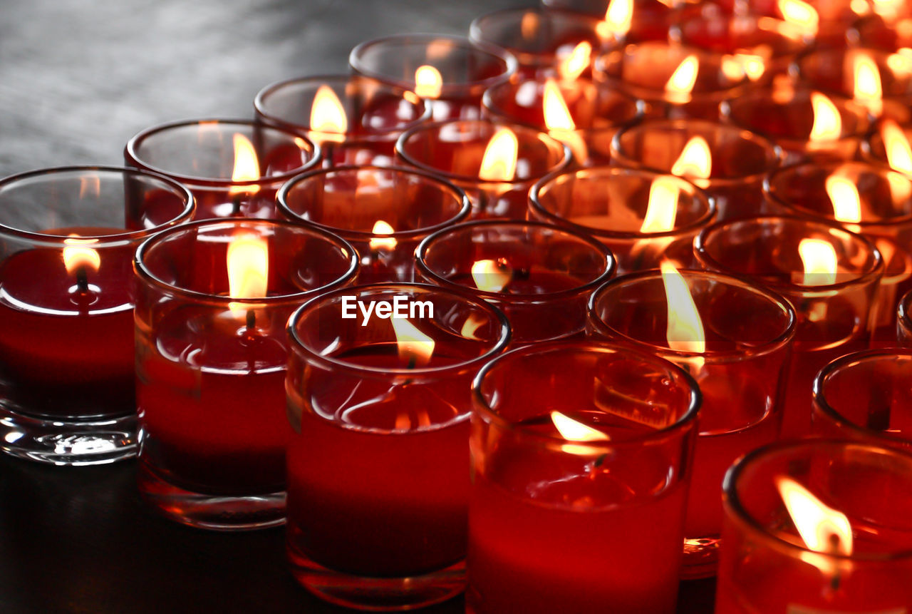 CLOSE-UP OF TEA LIGHT CANDLES ON TABLE
