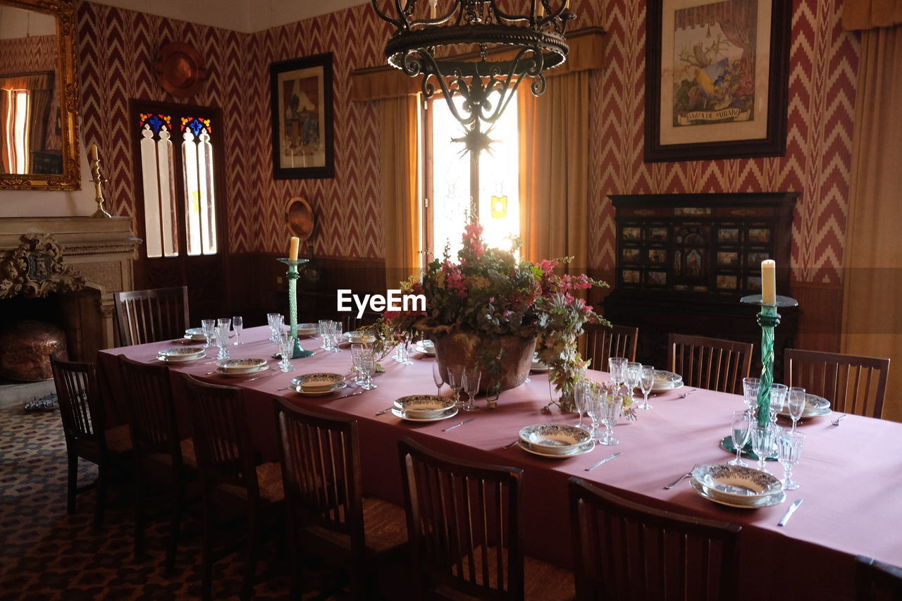 EMPTY TABLE AND CHAIRS IN RESTAURANT