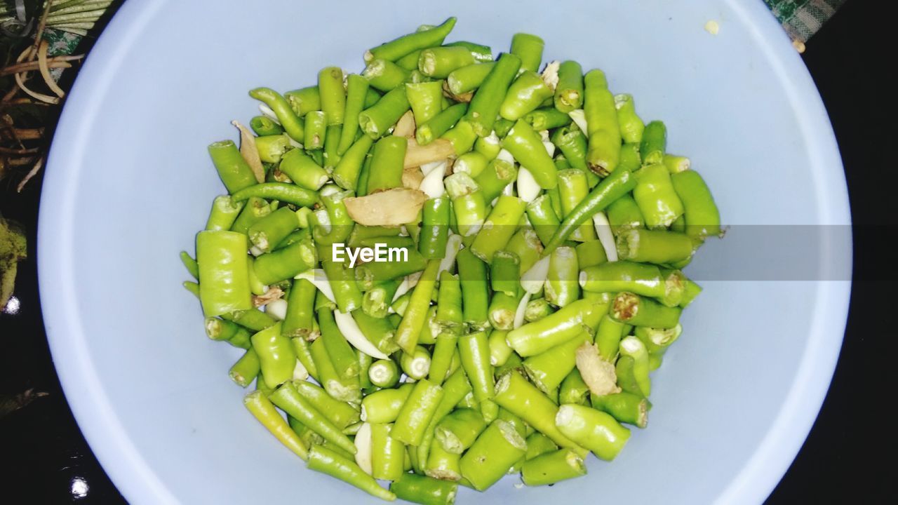 HIGH ANGLE VIEW OF VEGETABLES ON PLATE