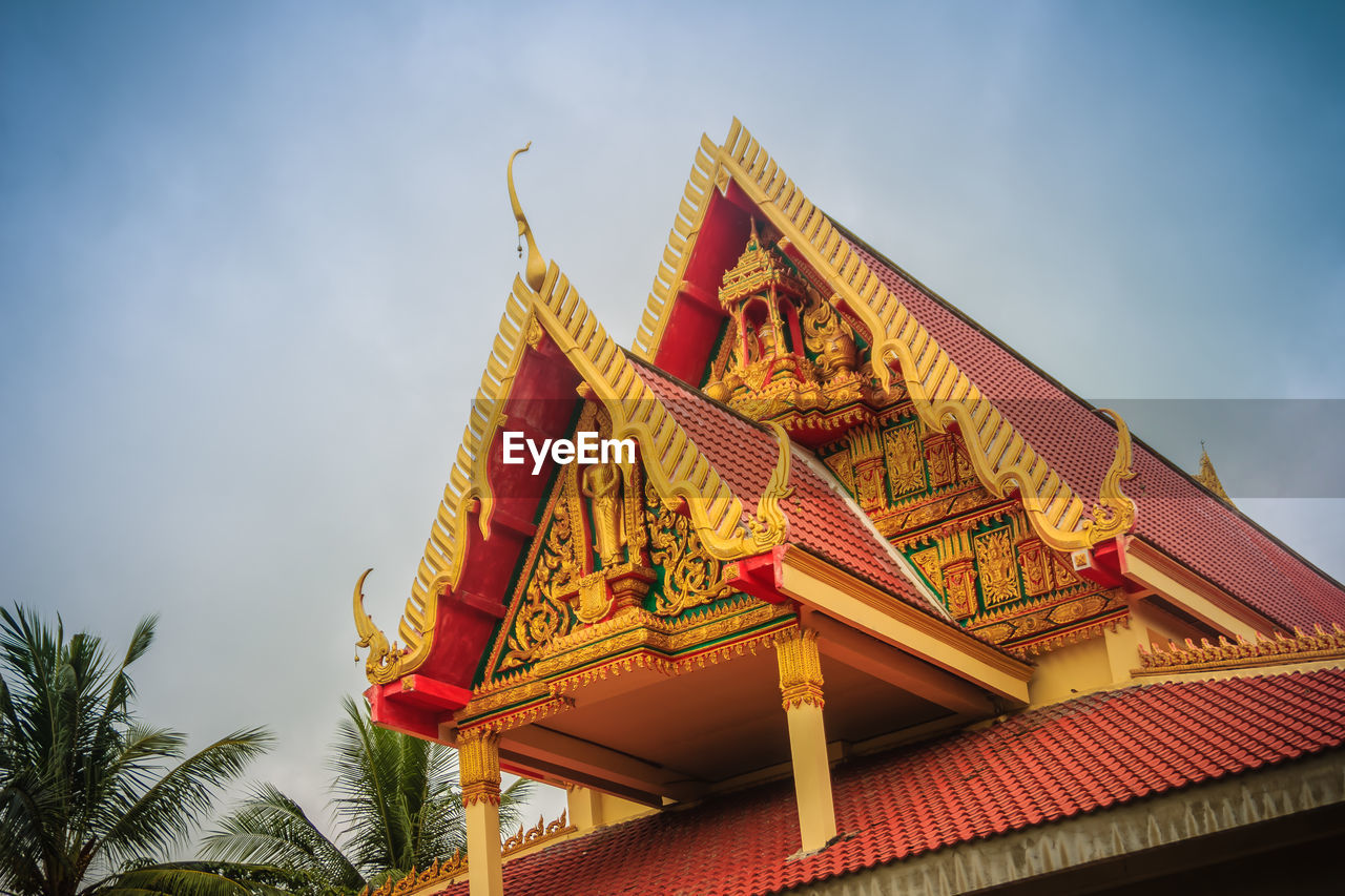 LOW ANGLE VIEW OF TEMPLE ON BUILDING AGAINST SKY