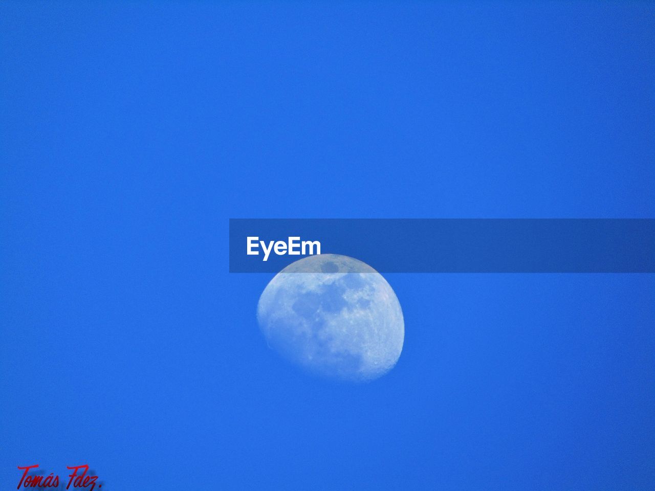 CLOSE-UP OF BLUE BALL WITH WATER AGAINST SKY