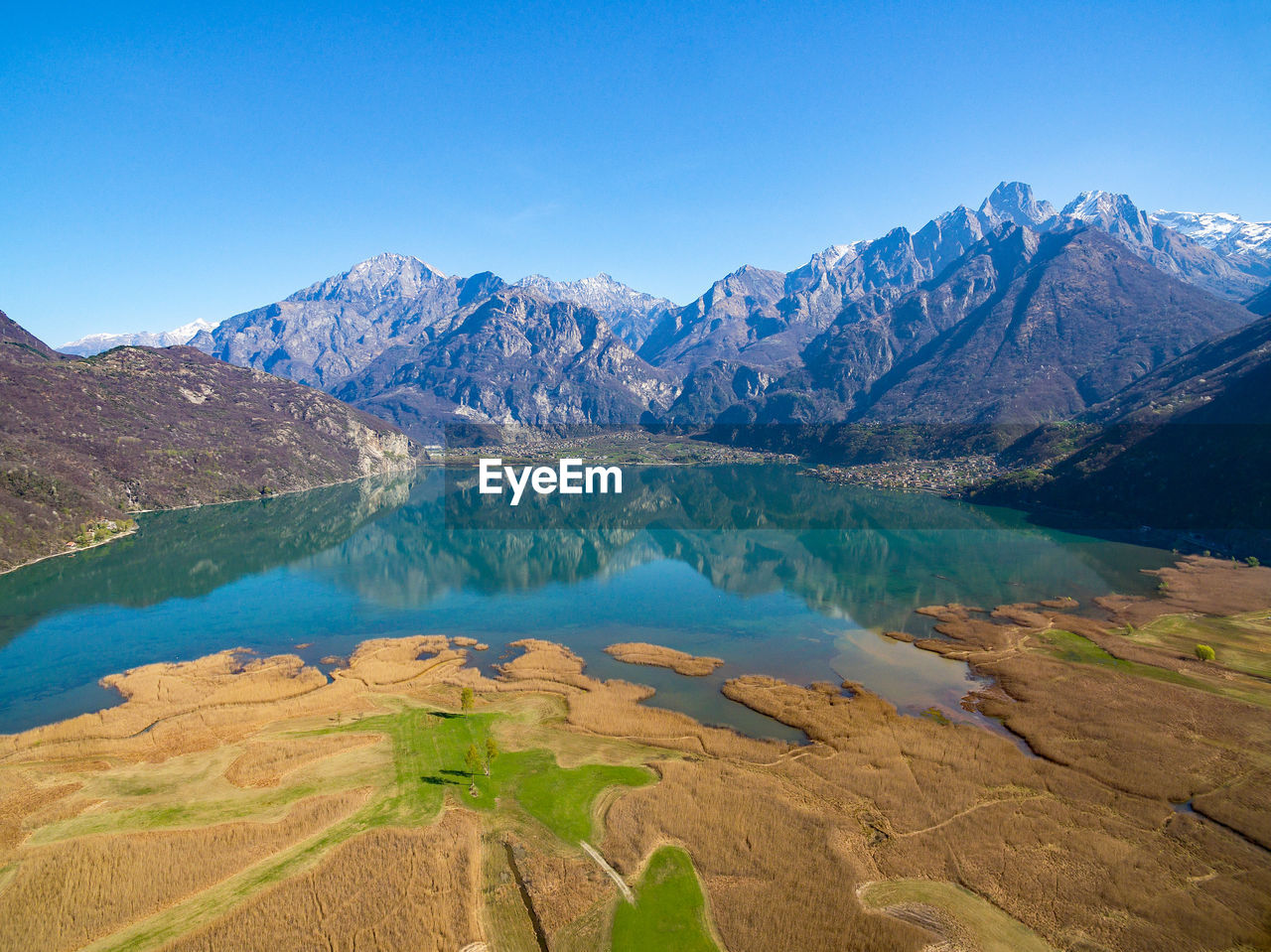 SCENIC VIEW OF LAKE BY MOUNTAINS AGAINST CLEAR BLUE SKY