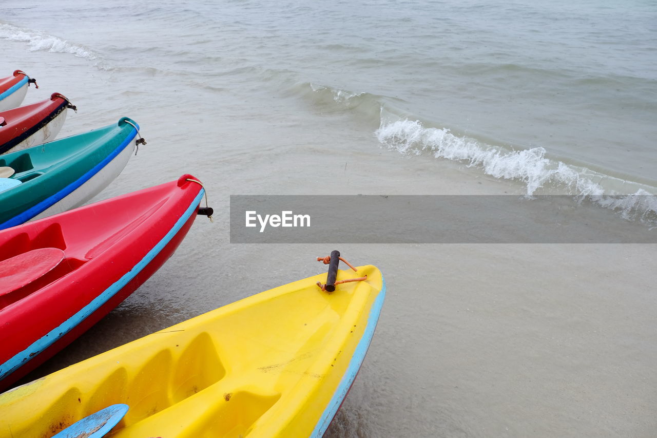 HIGH ANGLE VIEW OF BOATS IN SEA