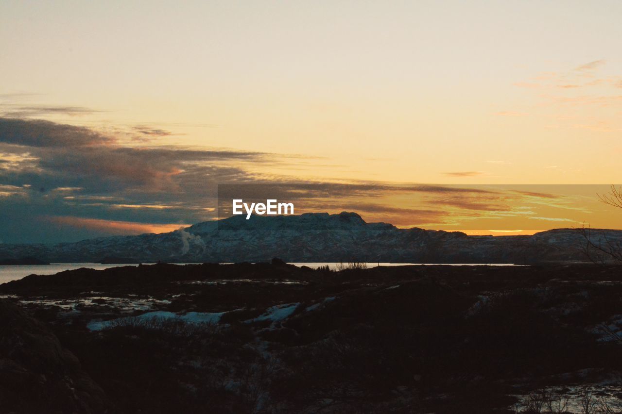 SCENIC VIEW OF SEA AND MOUNTAINS AGAINST SKY