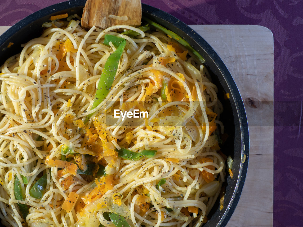 HIGH ANGLE VIEW OF NOODLES IN BOWL