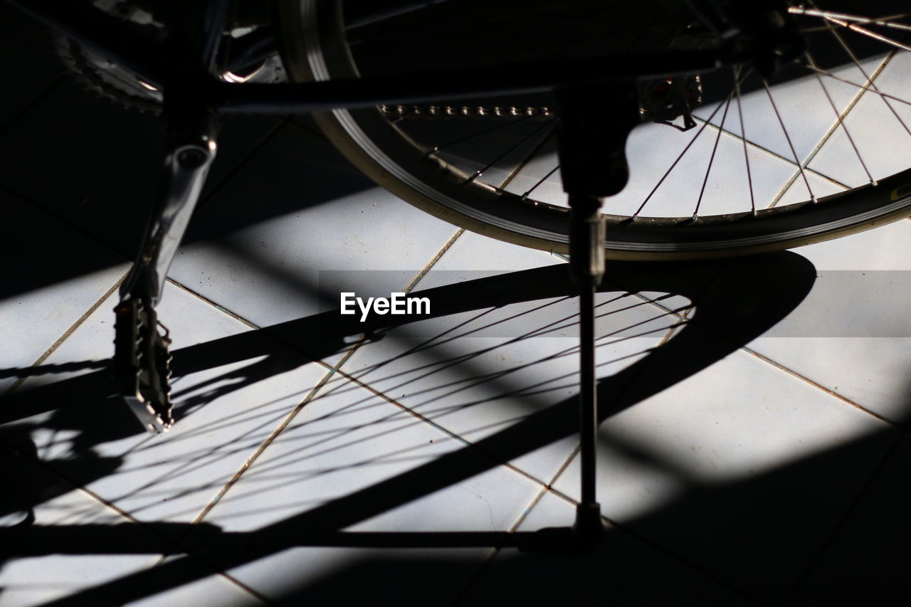 CLOSE-UP OF BICYCLE WHEEL