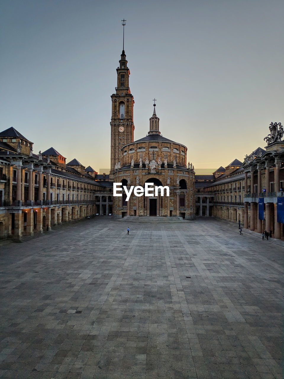 VIEW OF HISTORICAL BUILDING AGAINST SKY