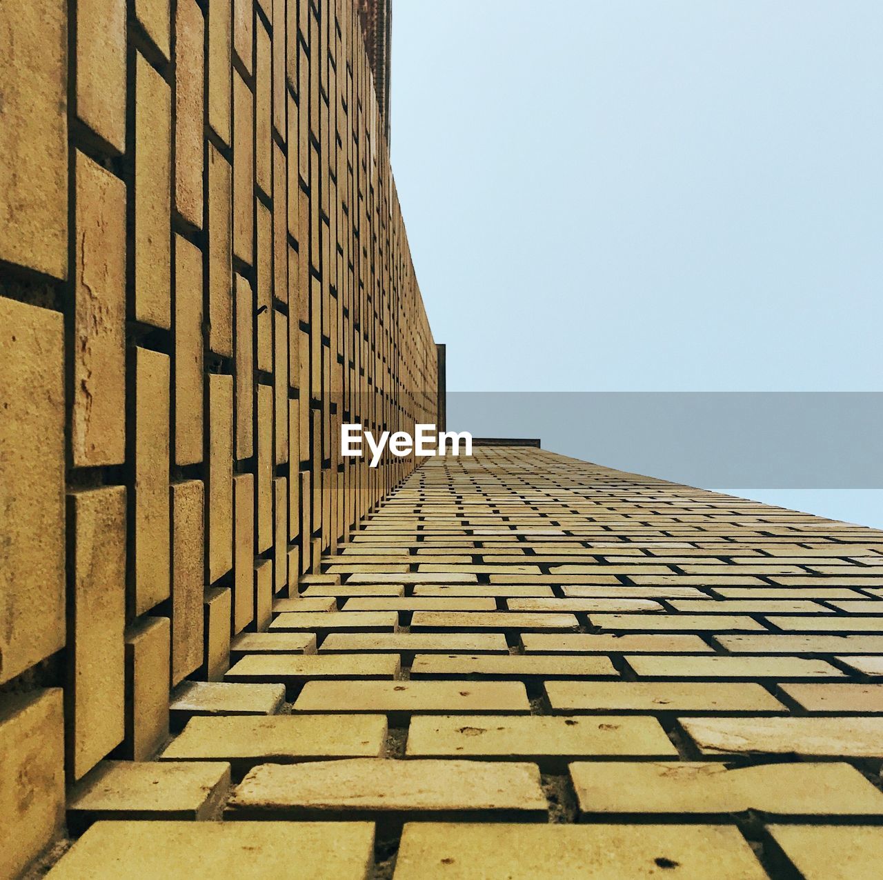 LOW ANGLE VIEW OF BUILDINGS AGAINST SKY