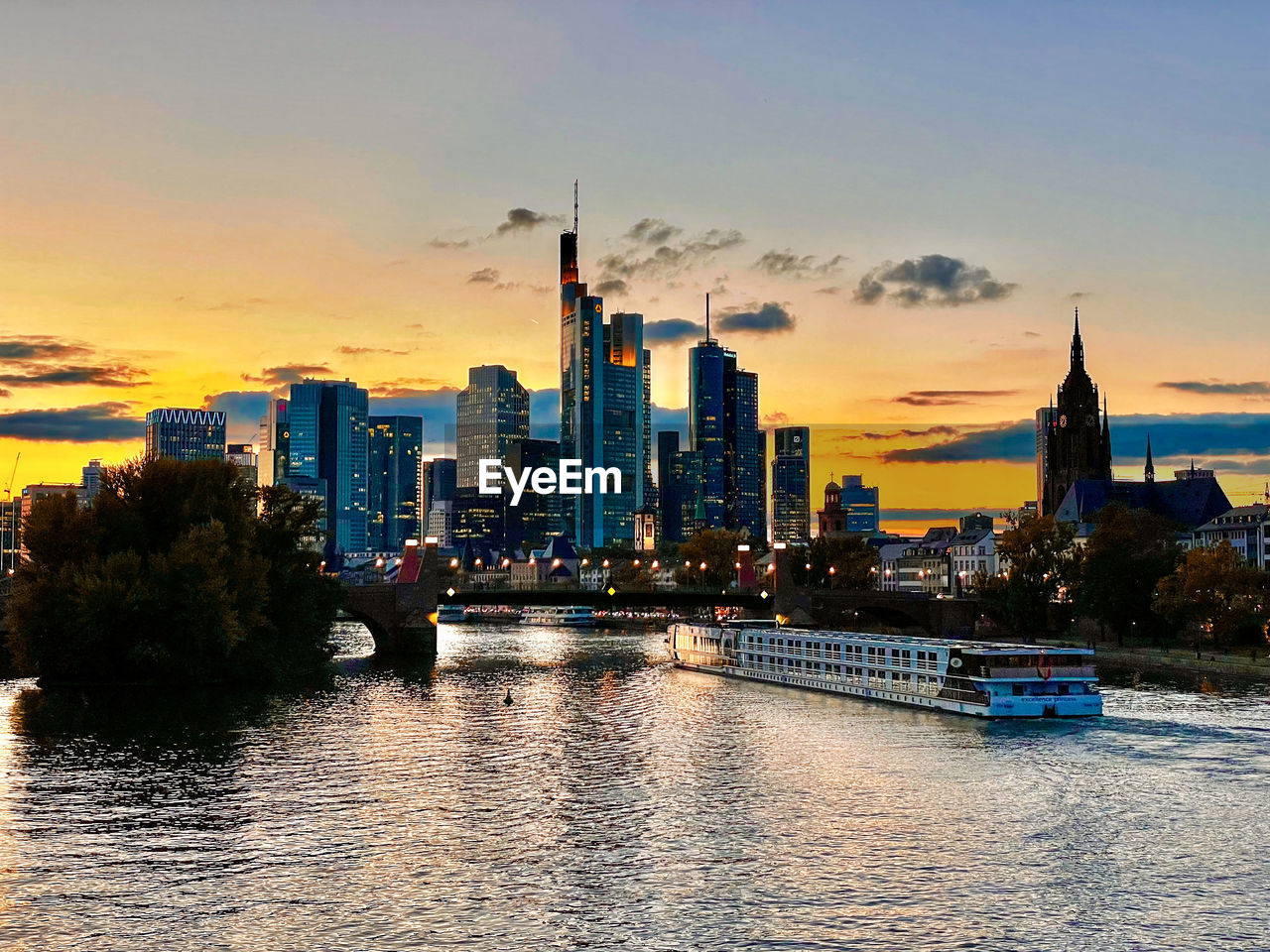 Sunset skyline city frankfurt