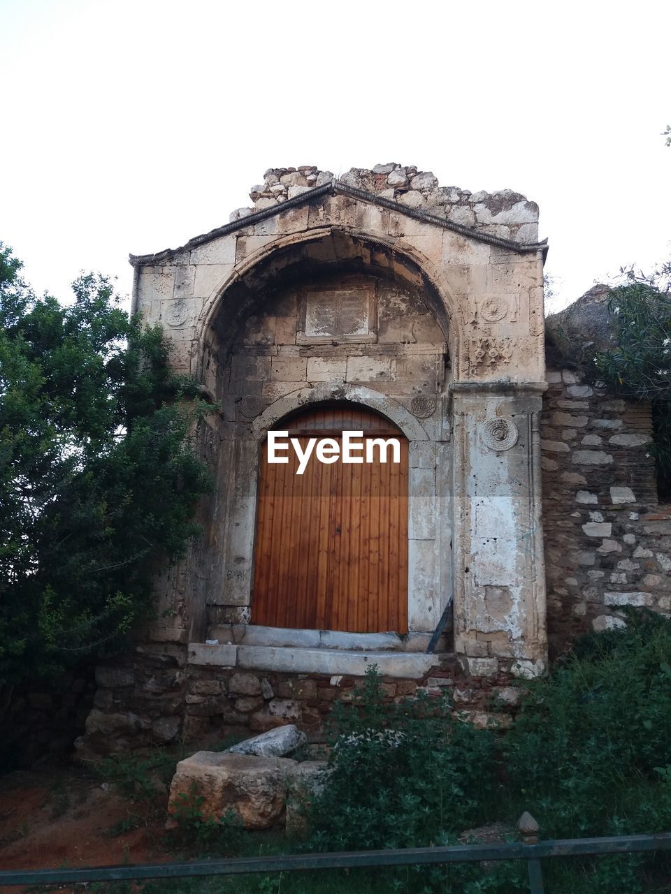 VIEW OF A BUILDING WITH CLOSED DOOR