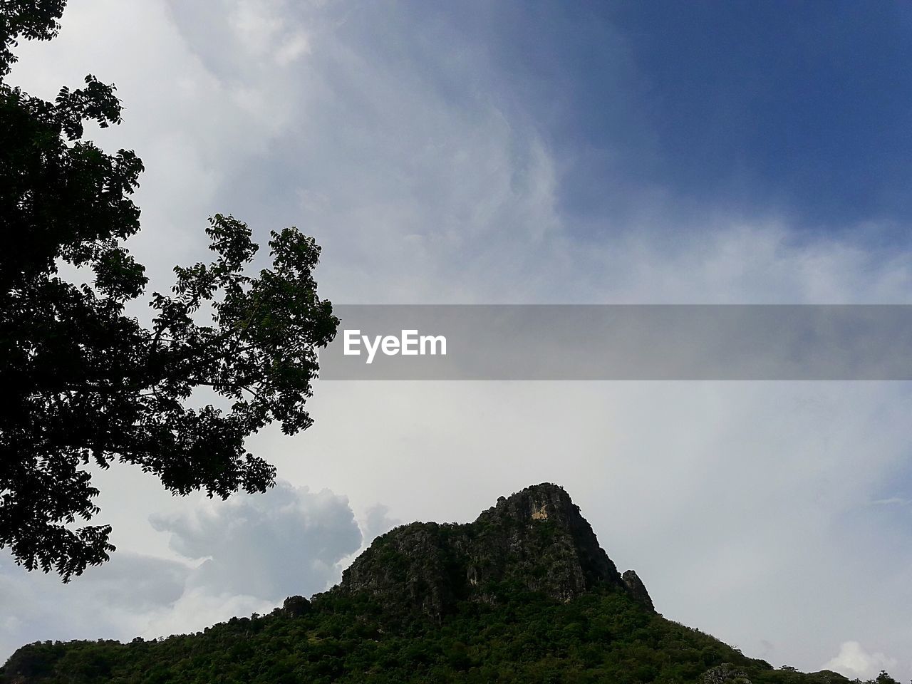 LOW ANGLE VIEW OF MOUNTAIN AGAINST SKY