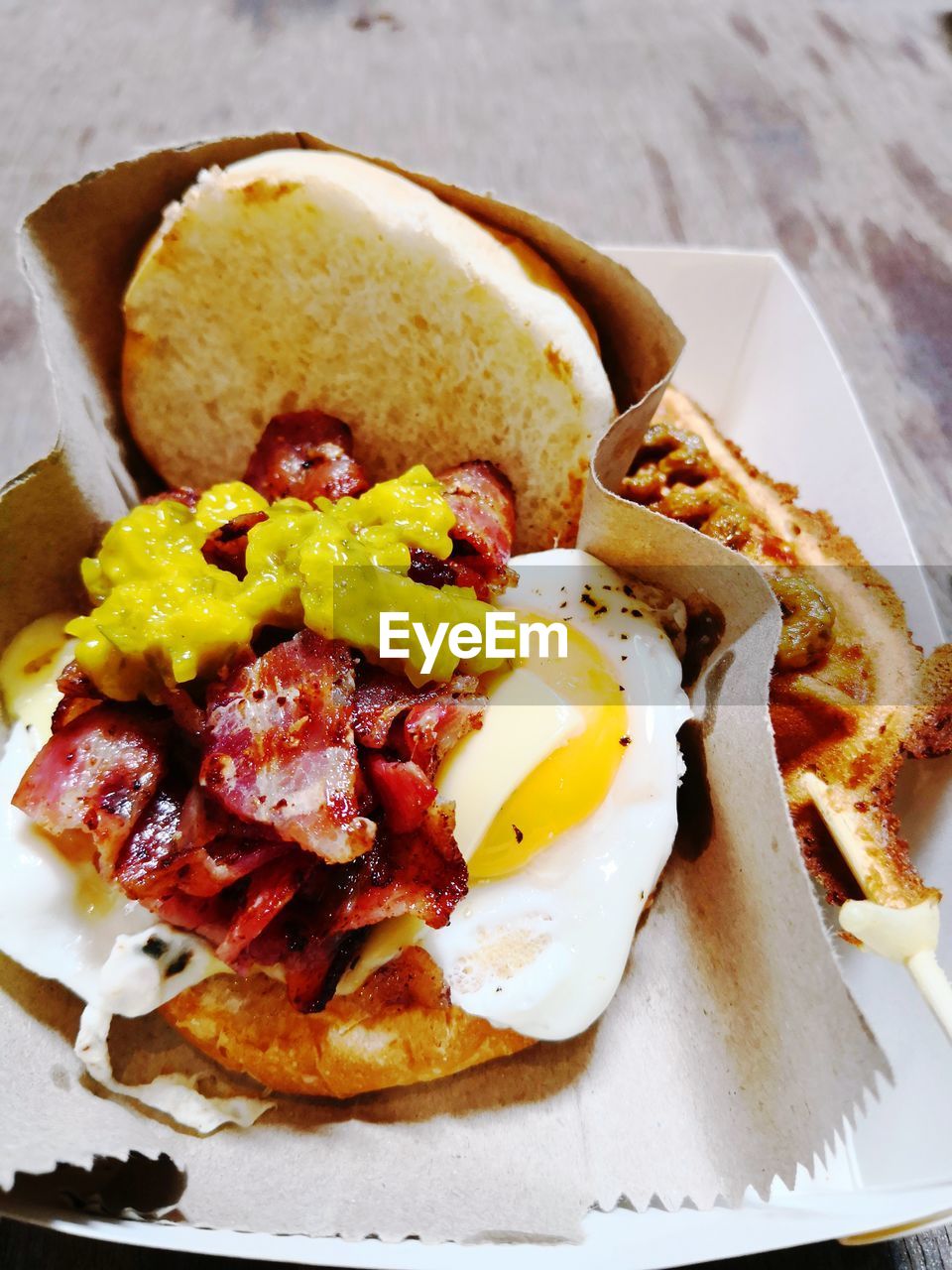 HIGH ANGLE VIEW OF BREAKFAST IN PLATE