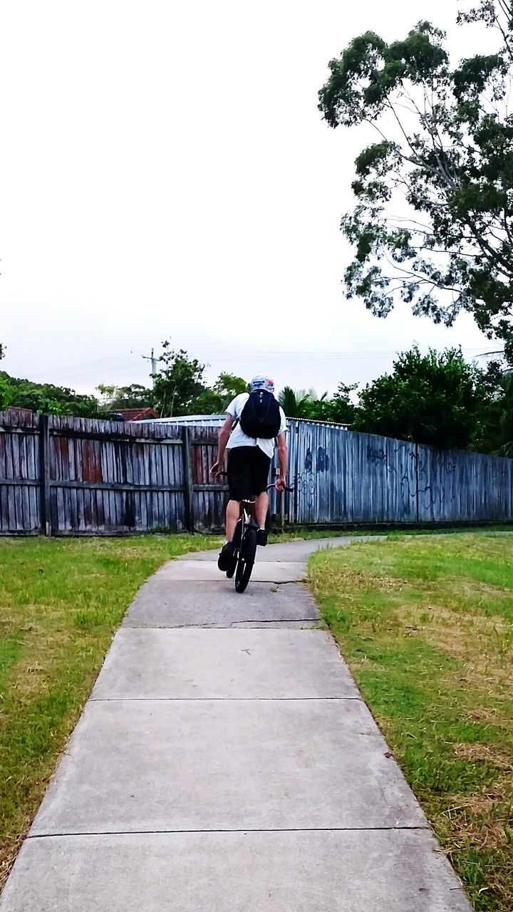 FULL LENGTH OF WOMAN WALKING ON GRASS