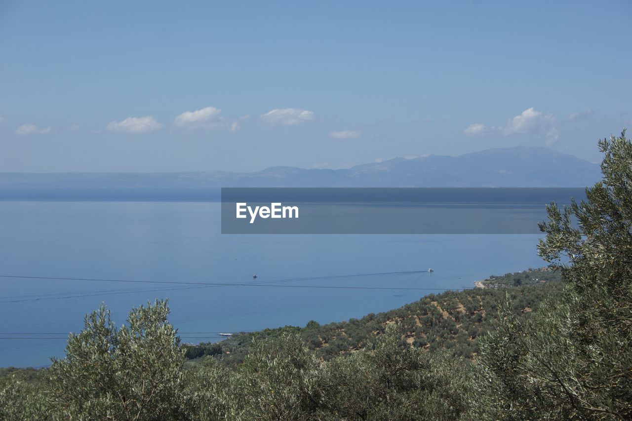 SCENIC VIEW OF SEA BY MOUNTAINS AGAINST SKY