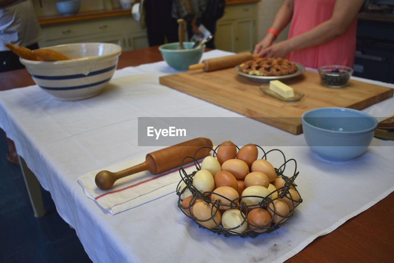 MIDSECTION OF MAN PREPARING FOOD