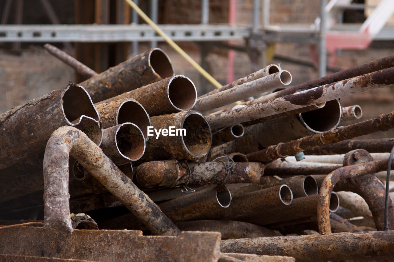 CLOSE-UP OF RUSTY METAL PIPE