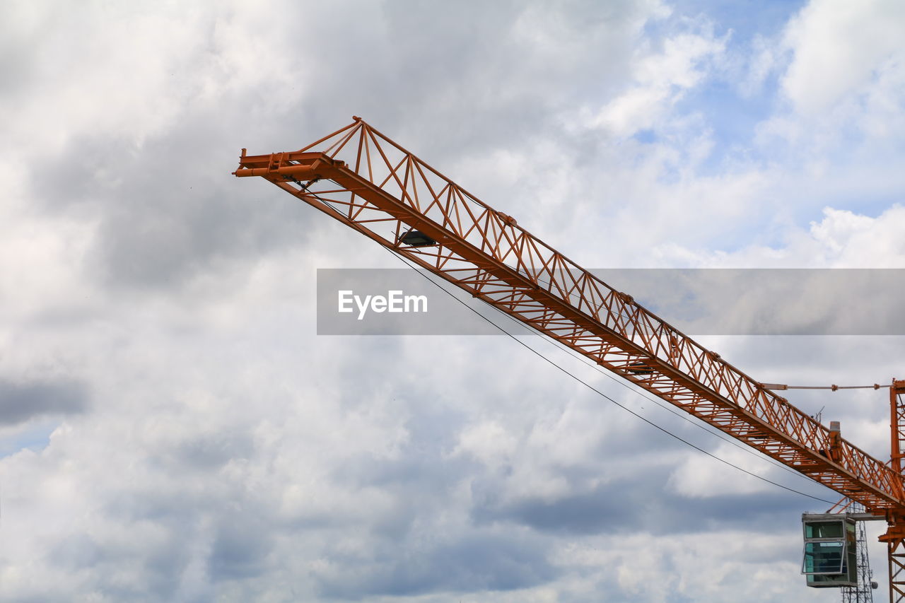 LOW ANGLE VIEW OF CRANE AGAINST CONSTRUCTION SITE