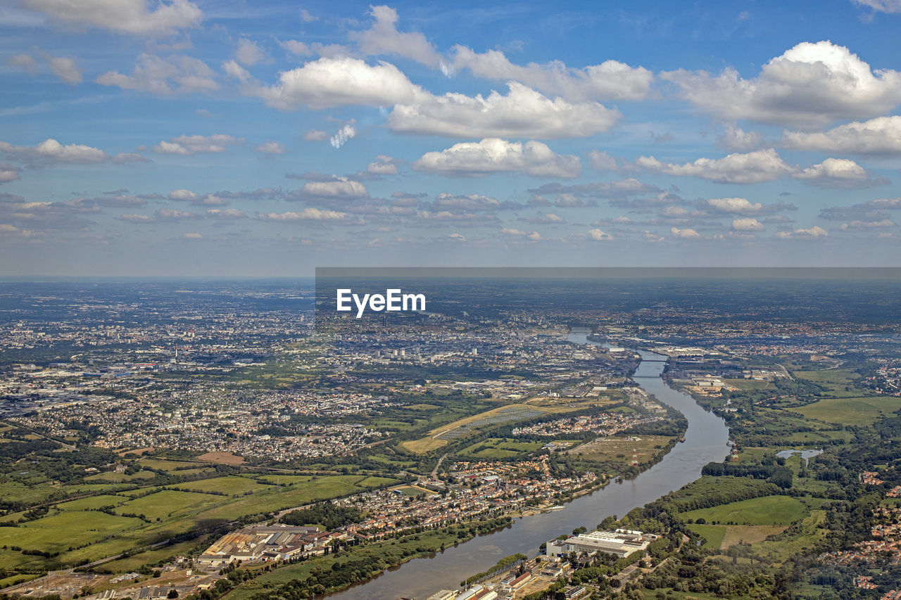 HIGH ANGLE VIEW OF RIVER AND CITY AGAINST SKY